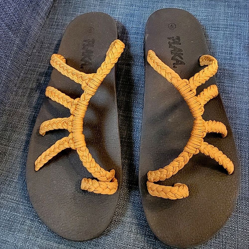 Brand New Plaka Relief flip flops with arch support! Womens 9